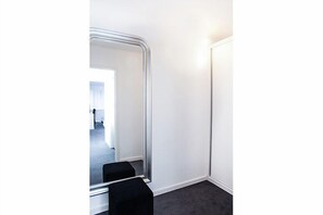 26-inch flat-screen TV with cable channels, TV - Hôtel Satellite (Brussels)