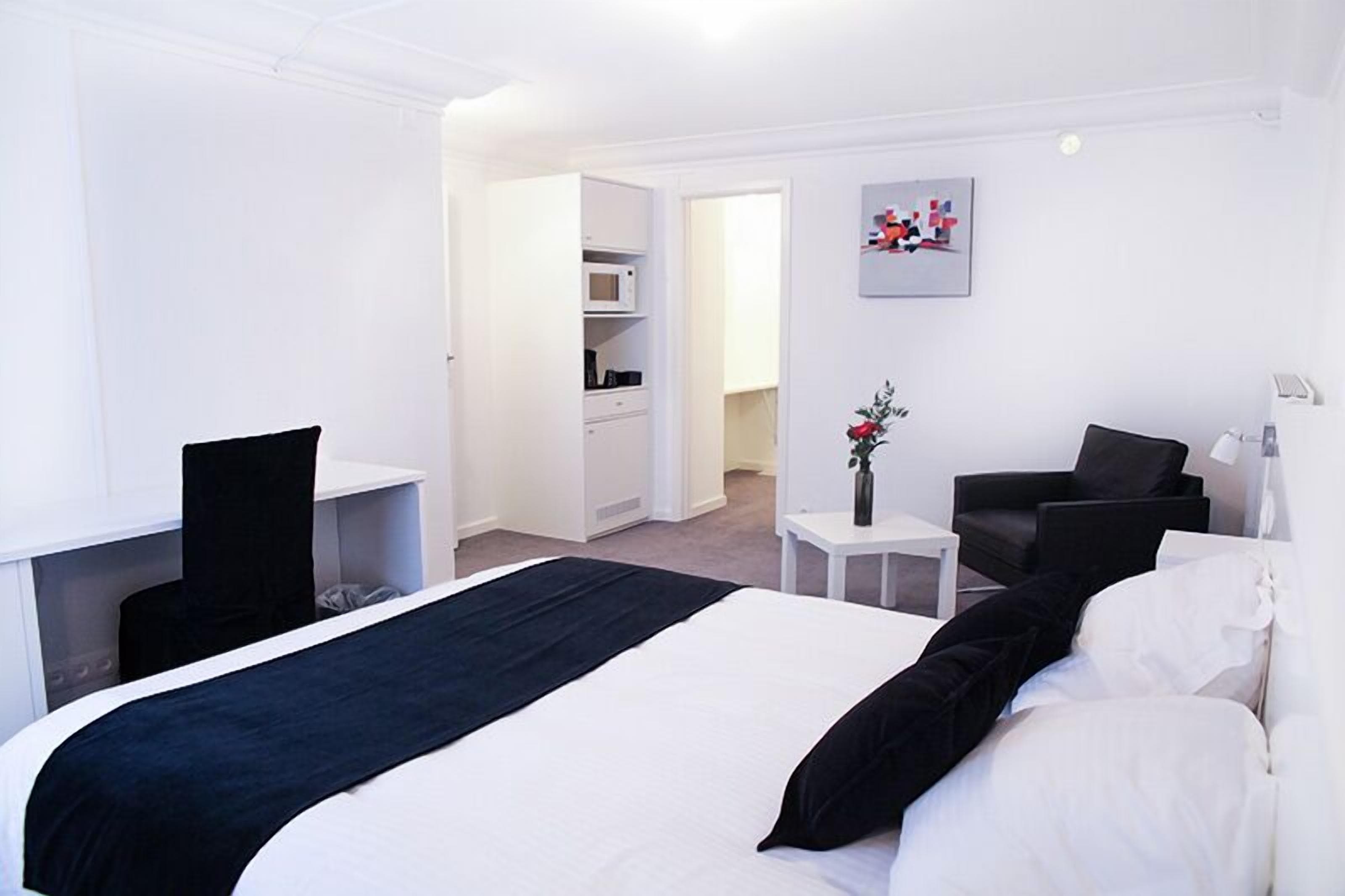 minibar, desk, soundproofing, free wifi