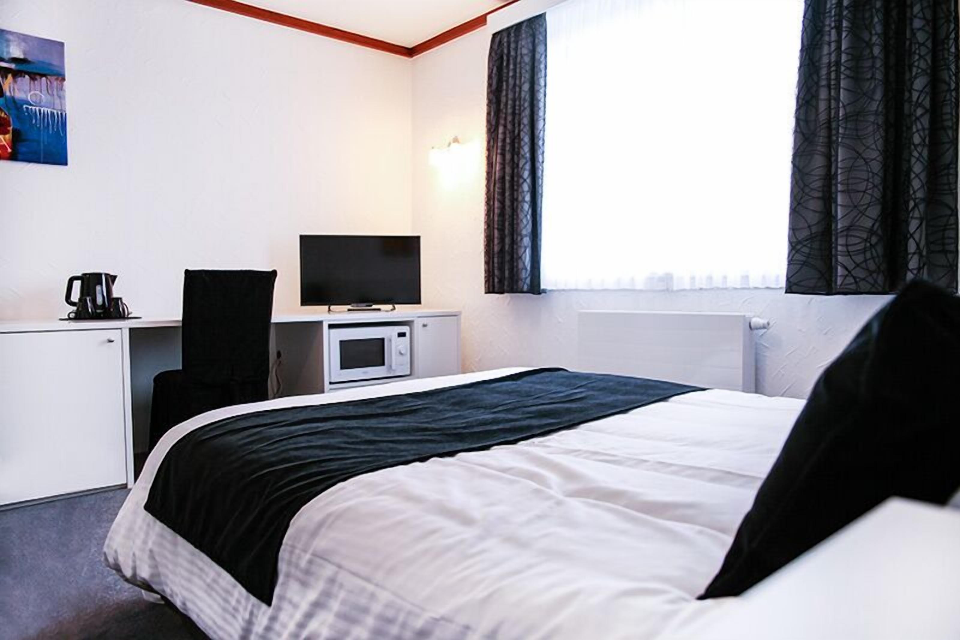 minibar, desk, soundproofing, free wifi