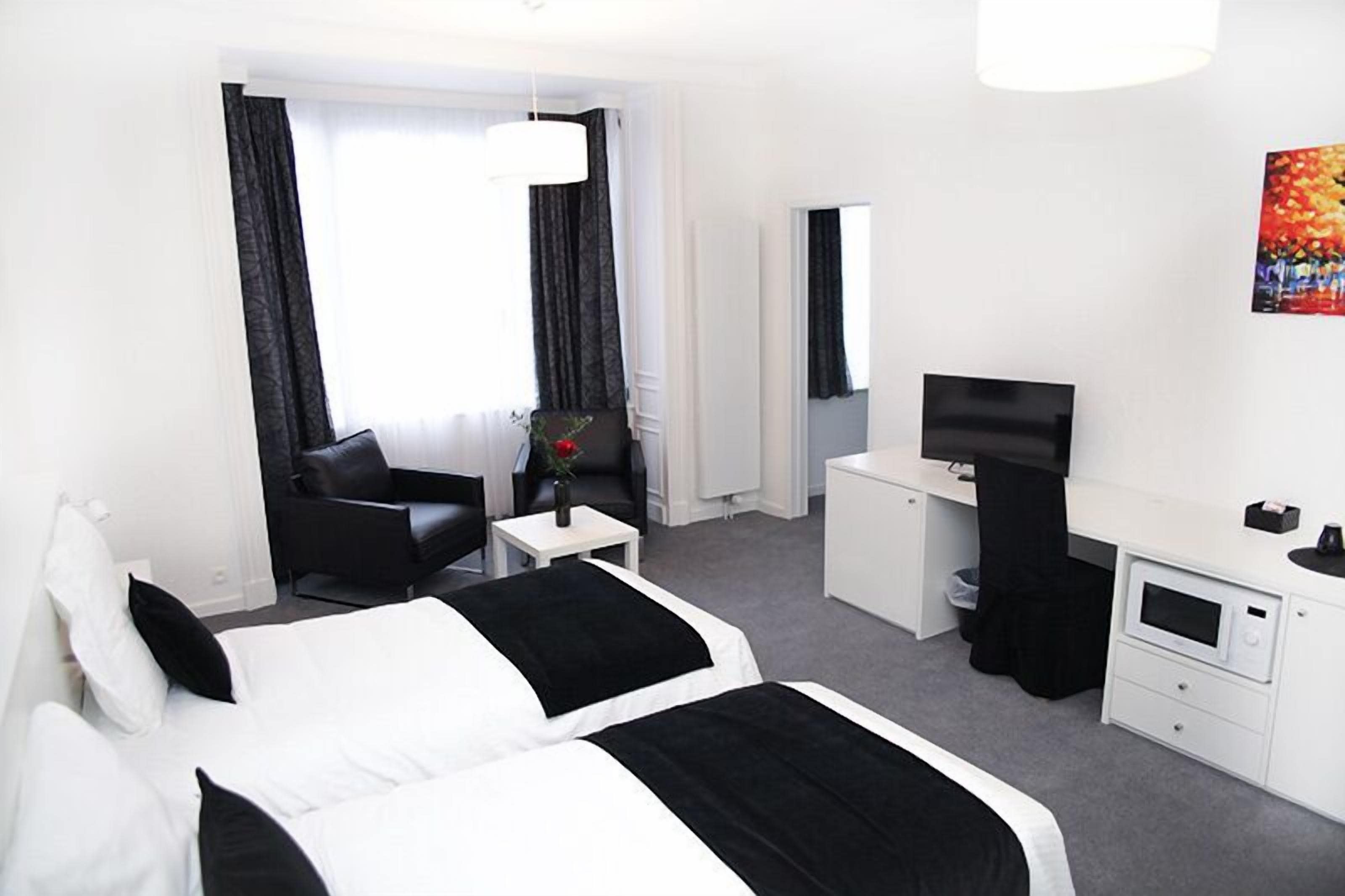 minibar, desk, soundproofing, free wifi