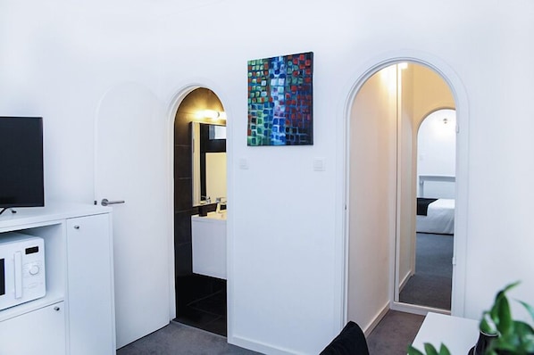 26-inch flat-screen TV with cable channels, TV - Hôtel Satellite (Brussels)