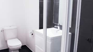 Douche, articles de toilette gratuits, sĂšche-cheveux