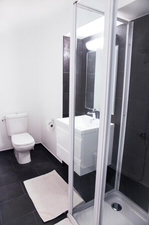 Douche, articles de toilette gratuits, sĂšche-cheveux