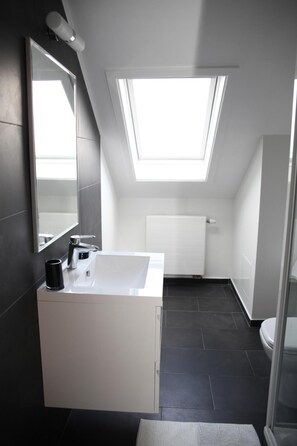 Douche, articles de toilette gratuits, sĂšche-cheveux