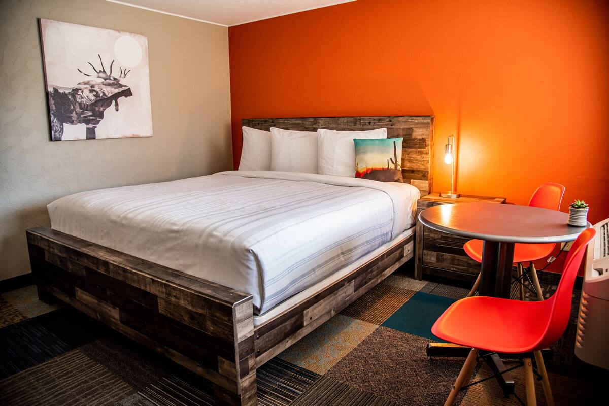 Standard Room, 1 king | Desk, WiFi (free), individually decorated, individually furnished