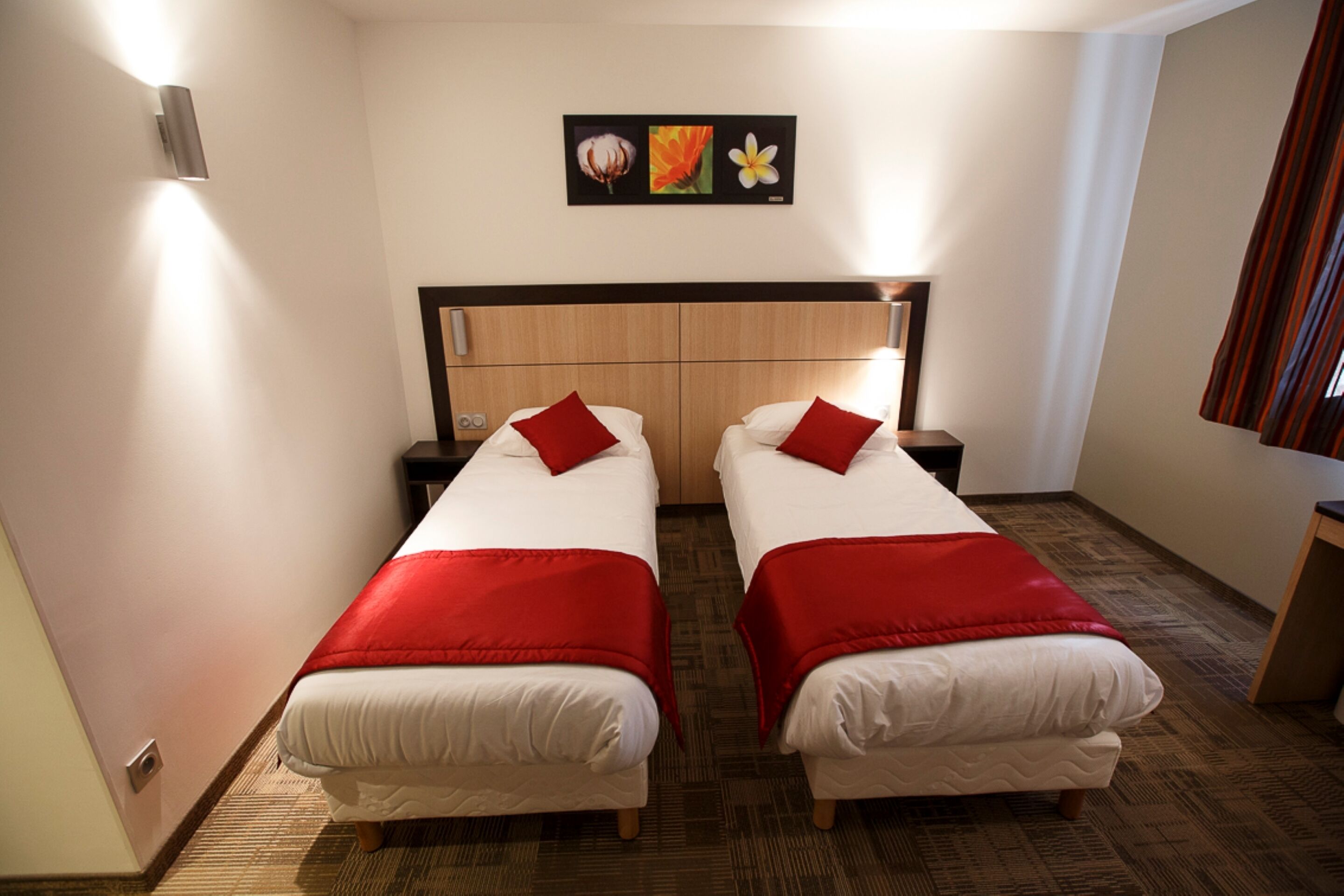 desk, soundproofing, free cots/infant beds, free wifi