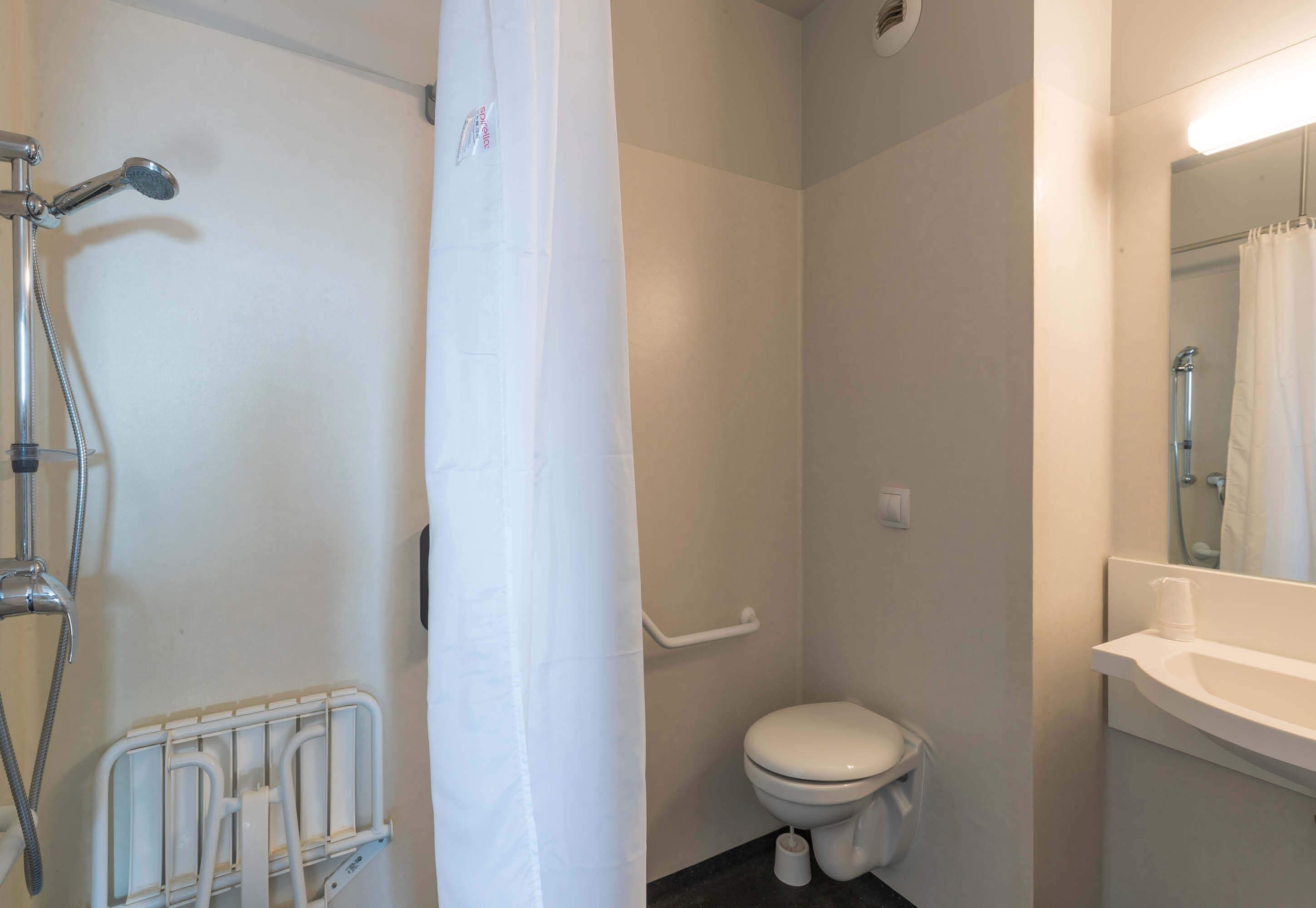 double room, mobility accessible, non smoking | bathroom | shower, hair dryer, towels
