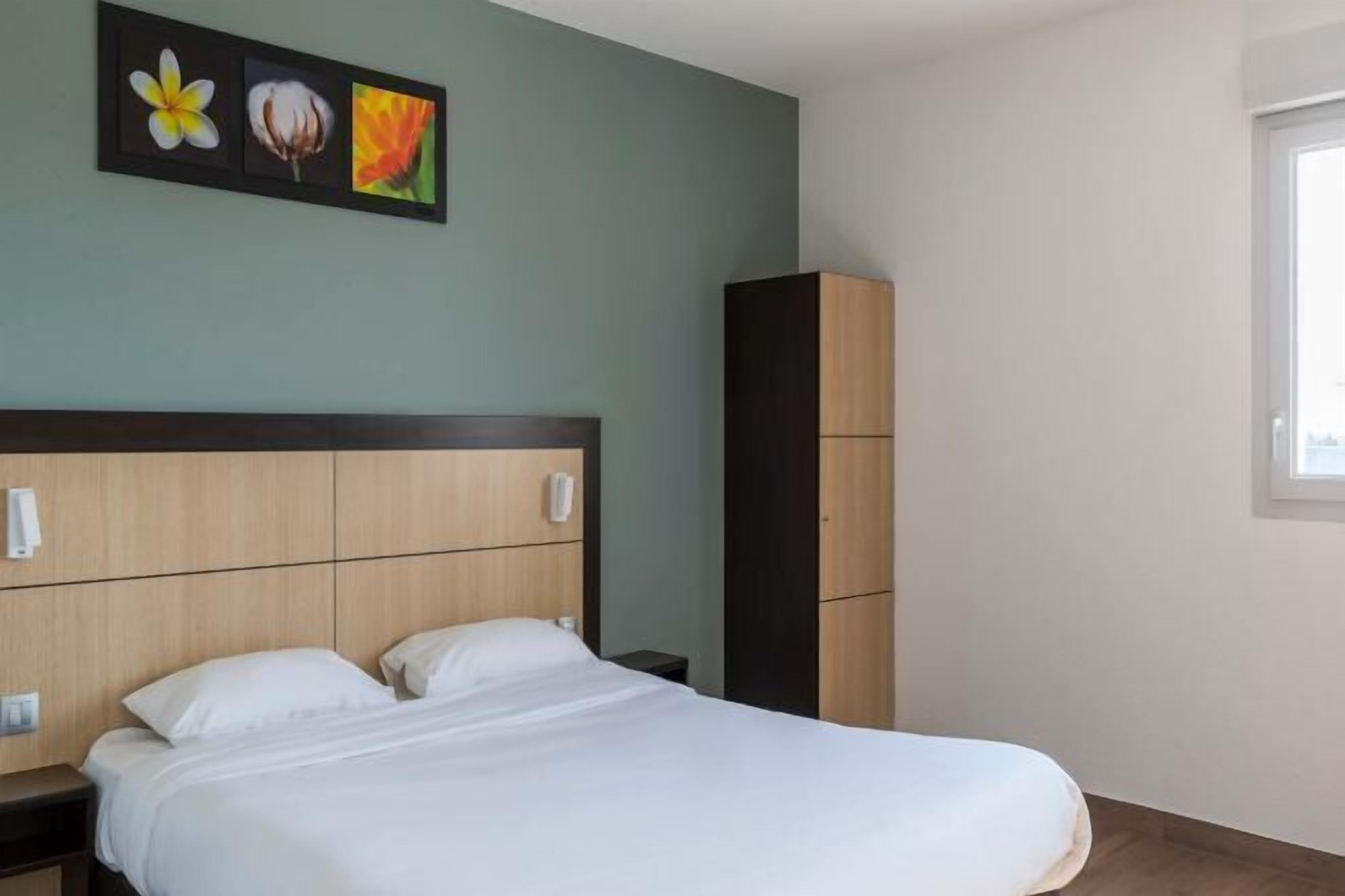 Bureau, chambres insonorisées, lits bébé (gratuits), Wi-Fi gratuit