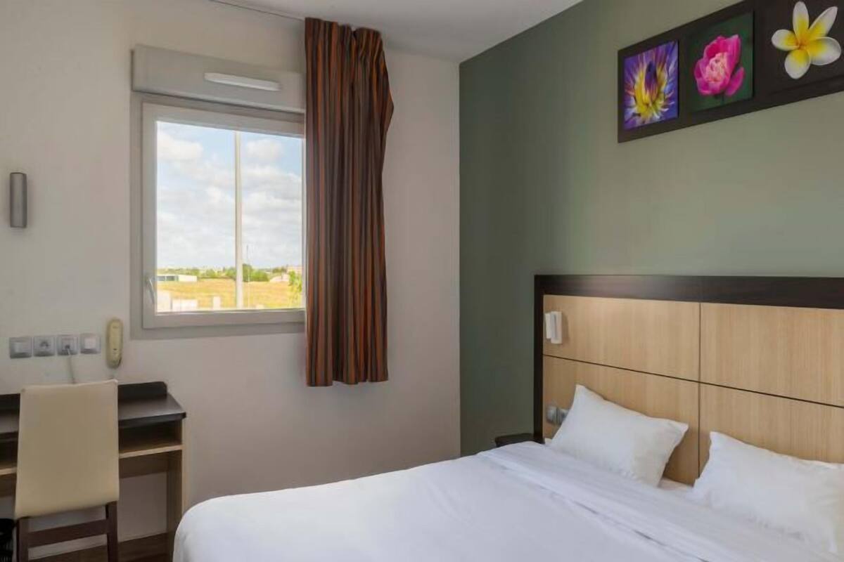 Desk, soundproofing, free cots/infant beds, free WiFi