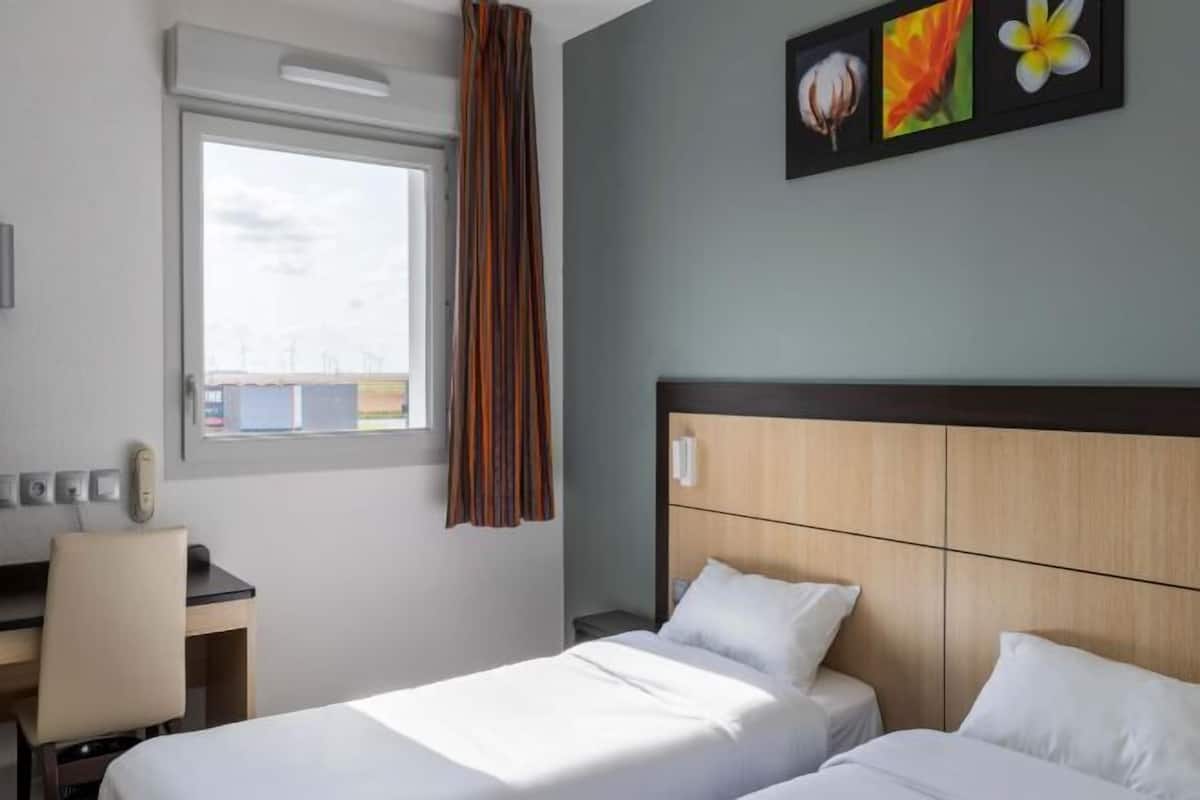 Desk, soundproofing, free cots/infant beds, free WiFi