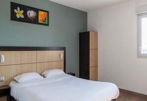 Escritorio, sistema de insonorización, cunas gratuitas y wifi gratis