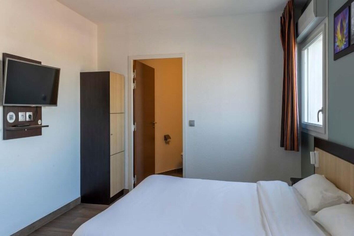Escrivaninha, quartos à prova de som, berços grátis, Wi-Fi de cortesia
