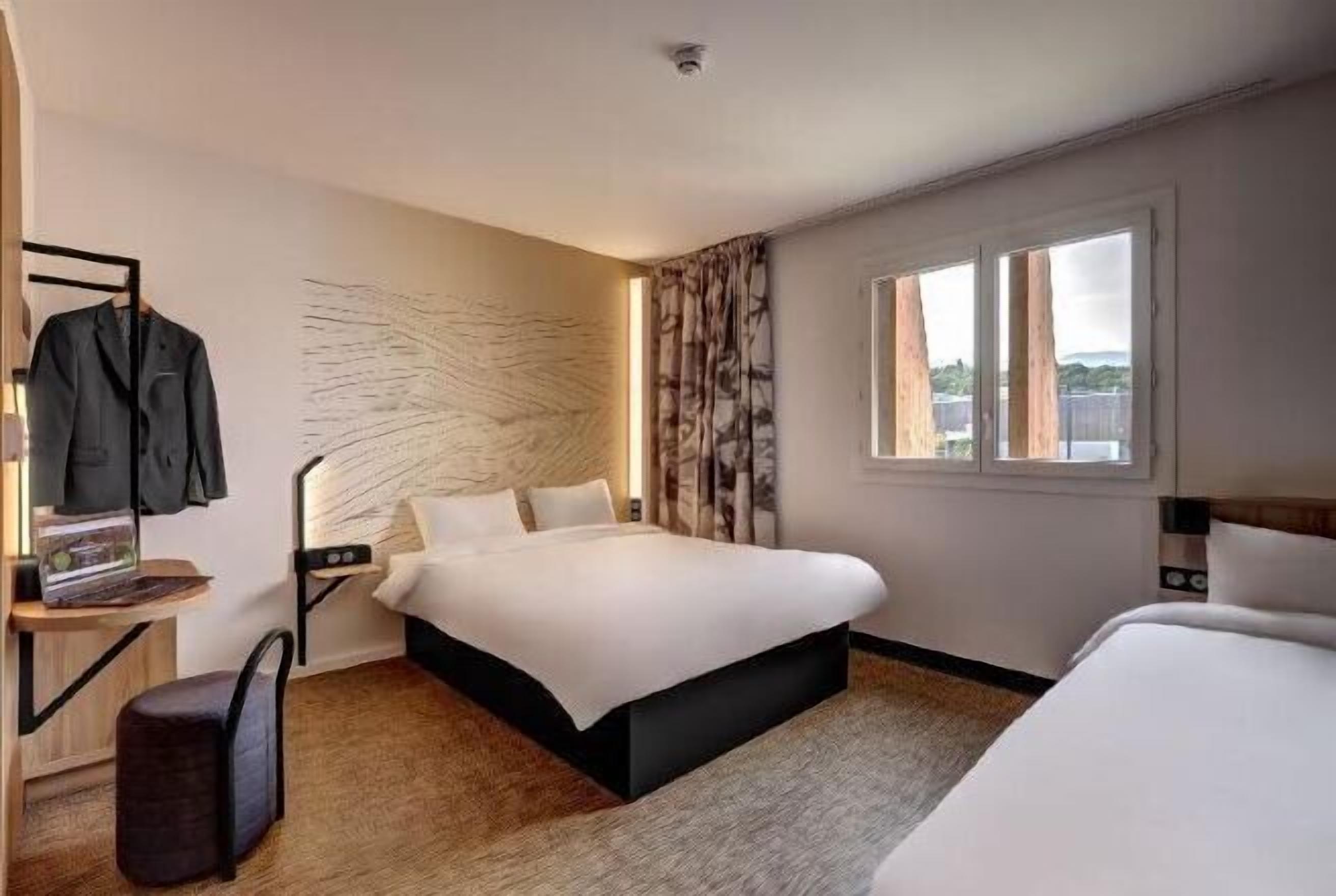 Escritorio, sistema de insonorización, cunas gratuitas y wifi gratis 