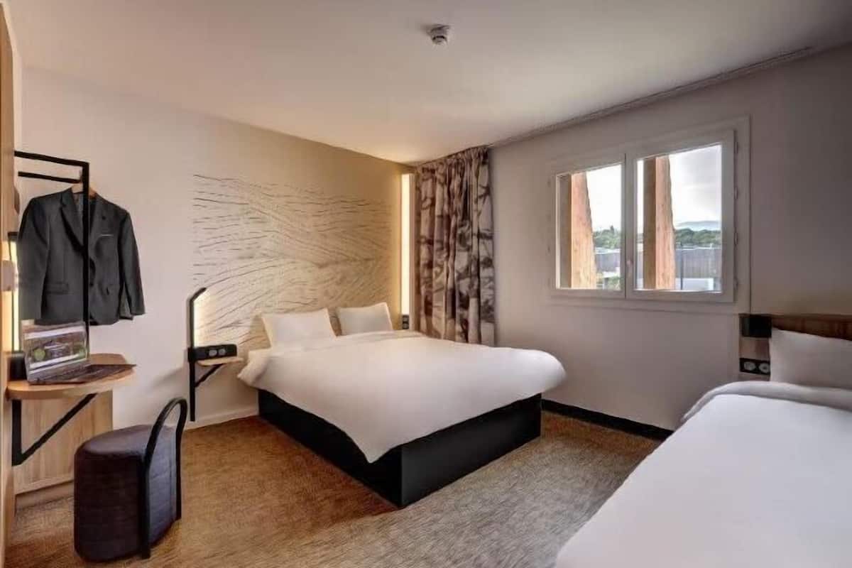 Desk, soundproofing, free cribs/infant beds, free WiFi