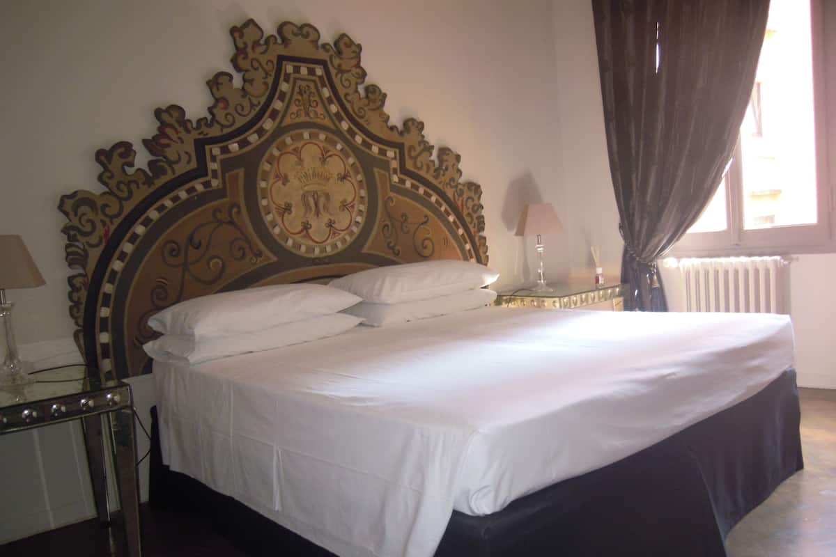 Junior Suite, Private Bathroom, Garden View | Bar mini, peti besi dalam bilik, kalis bunyi, Wi-fi percuma