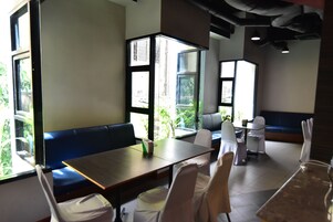 Desayuno a la carta diario (THB 150 por persona)