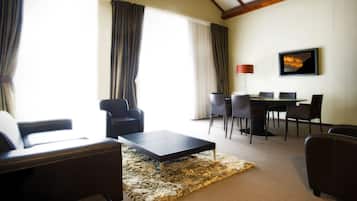 Premier Luxury Suite | Living room | TV