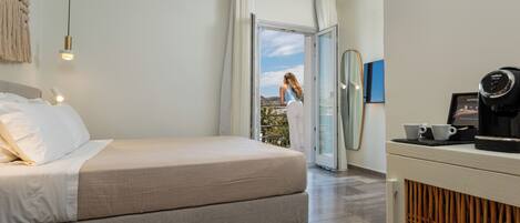 Une chambre moderne équipée d’un lit, d’une machine à café et offrant une vue sur l’extérieur.
