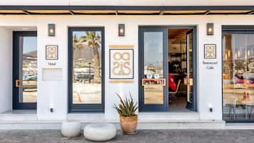 FrĂŒhstĂŒck, Mittagessen, mediterrane KĂŒche, Blick auf den Strand