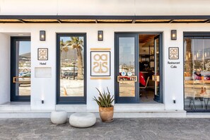 Ontbijt, serveert lunch, diner, Mediterrane gerechten, stranduitzicht