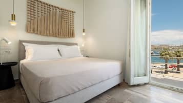 Habitación Deluxe con 1 cama doble o 2 individuales, balcón, mirando al mar | Ropa de cama de alta calidad, colchones Tempur-Pedic, caja fuerte