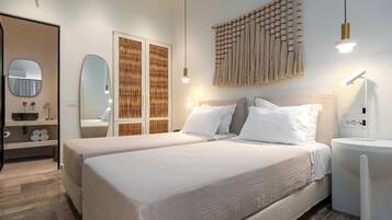 Habitació doble o amb dos llits individuals Deluxe, balcó, orientació mar | Roba de llit d'alta qualitat, matalassos Tempur-Pedic i escriptori