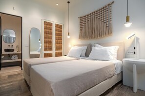 Kahden hengen deluxe-huone (yksi tai kaksi sänkyä), parveke, meren rannalla | Ylelliset vuodevaatteet, Tempur Pedic -patjalliset sängyt, työpöytä