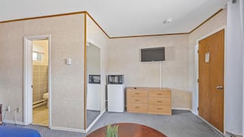 Standard Room, 1 Queen Bed | Free WiFi, bed sheets