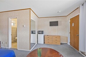Standard Room, 1 Queen Bed | Free WiFi, bed sheets - Mozaik Motel (Wasaga Beach)
