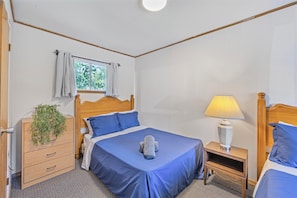 Standard Room, 2 Double Beds | Free WiFi, bed sheets - Mozaik Motel (Wasaga Beach)