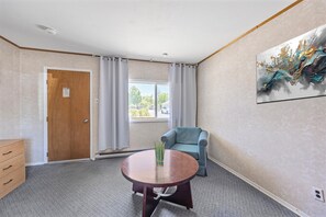 Standard Room, 1 Queen Bed | Free WiFi, bed sheets - Mozaik Motel (Wasaga Beach)