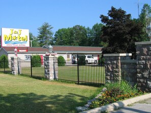 Front of property - Mozaik Motel (Wasaga Beach)