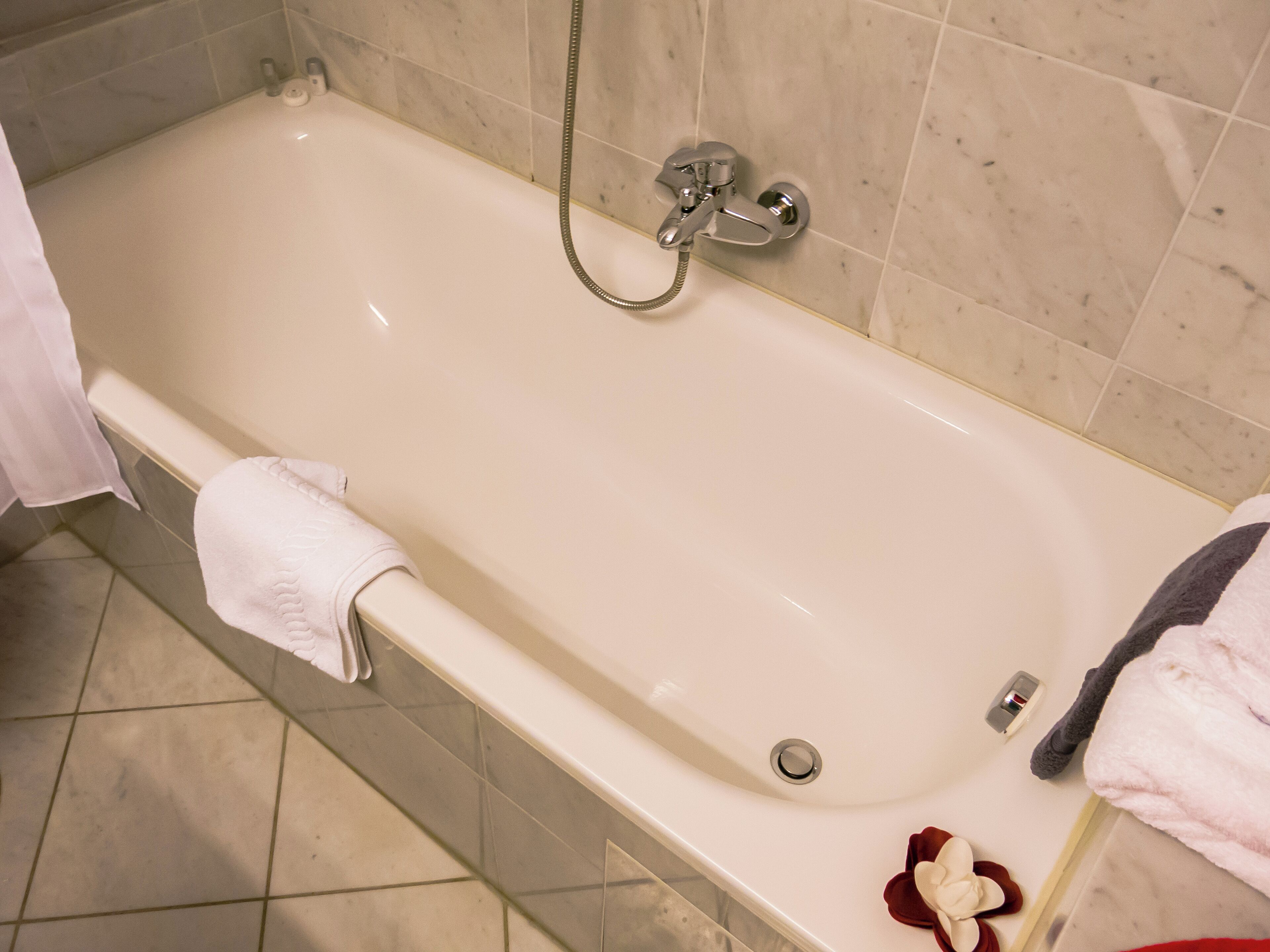 Kostenlose Toilettenartikel, Haartrockner, Handtücher