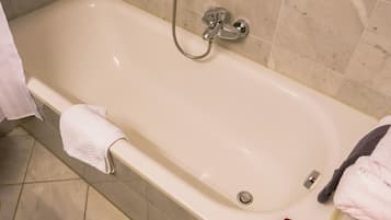 Kostenlose Toilettenartikel, Haartrockner, Handtücher