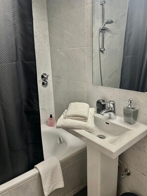 Habitación individual Confort | Baño | Artículos de higiene personal gratuitos, secador de pelo y toallas
