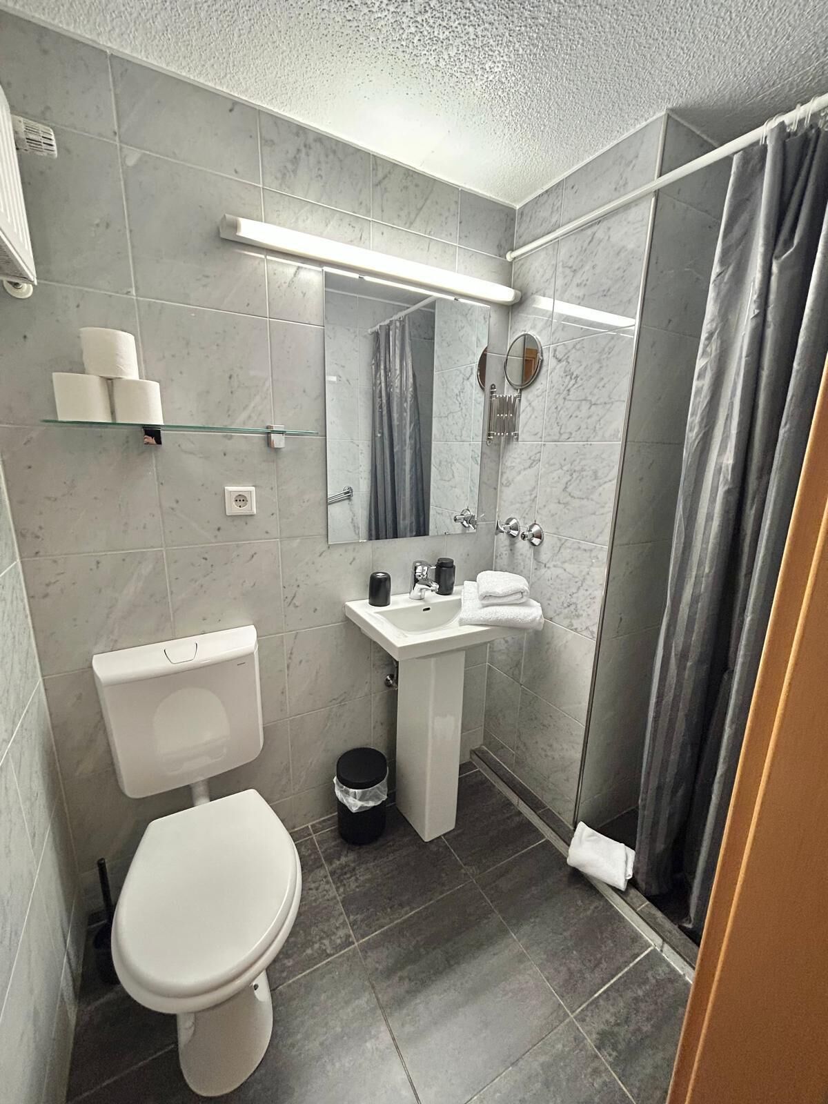 Kostenlose Toilettenartikel, Haartrockner, Handtücher