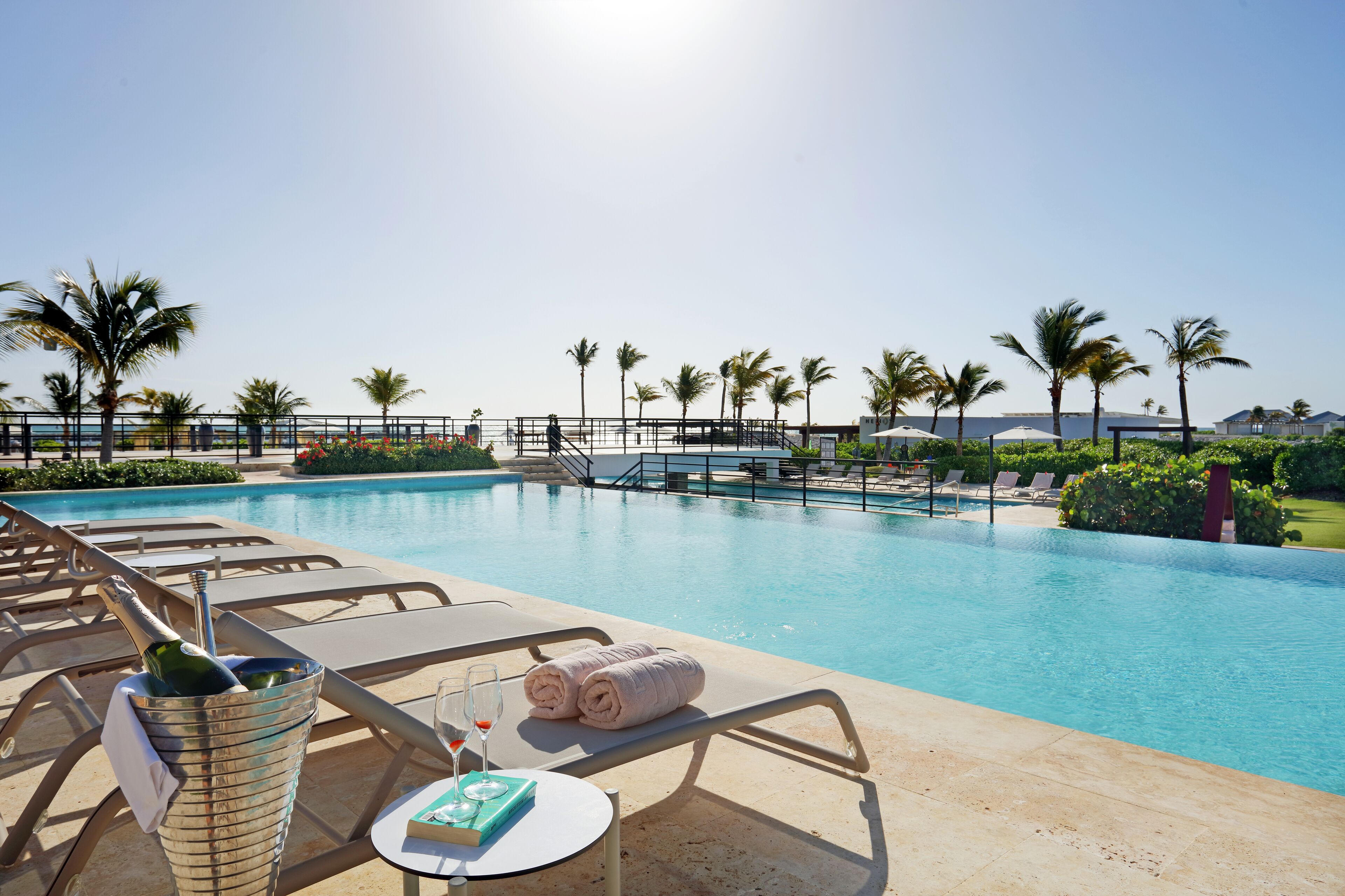 3 outdoor pools, pool umbrellas, pool loungers