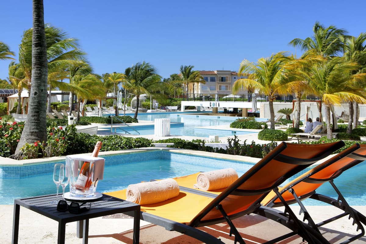 Junior Suite Swim Up Poolside+ EXCLUSIVE Cap Cana Benefits | 1 bedroom, premium bedding, memory foam beds, minibar