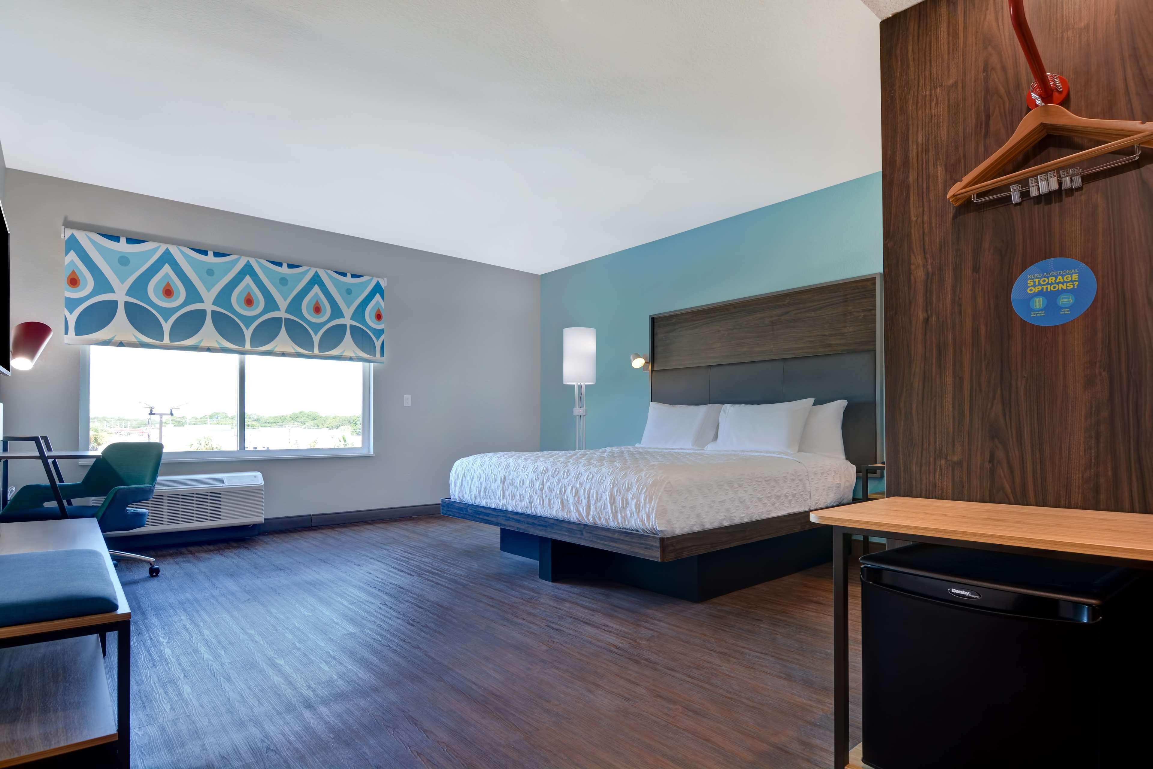 room, 1 king bed, accessible (mobility & hearing, roll-in shower) | free wifi, bed sheets