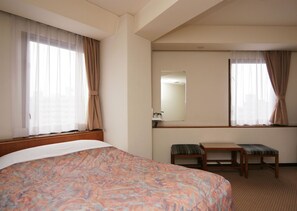 Blackout drapes, bed sheets - Marroad Inn Tokyo (Fuchu)