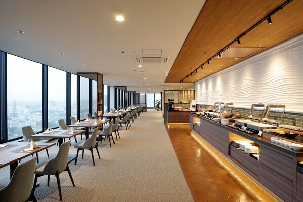 2 restaurants; breakfast, lunch, and dinner served