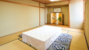 A traditional Japanese room with tatami flooring, a tatami mat bed, a shoji screen with artwork, and a wooden ceiling. - Hotel Marroad Tsukuba (Tsuchiura)