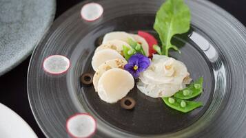 Un plato con diferentes alimentos y una flor.