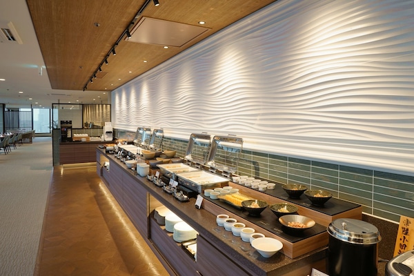 2 restaurants; breakfast, lunch, and dinner served