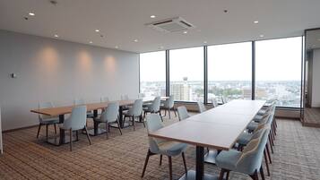 2 restaurantes, se sirven desayunos, comidas, cenas y cocina francesa