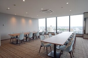 2 间餐厅，供应早餐、午餐和晚餐，法国菜