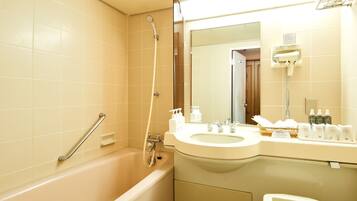 Combined shower/bathtub, free toiletries, hair dryer, slippers