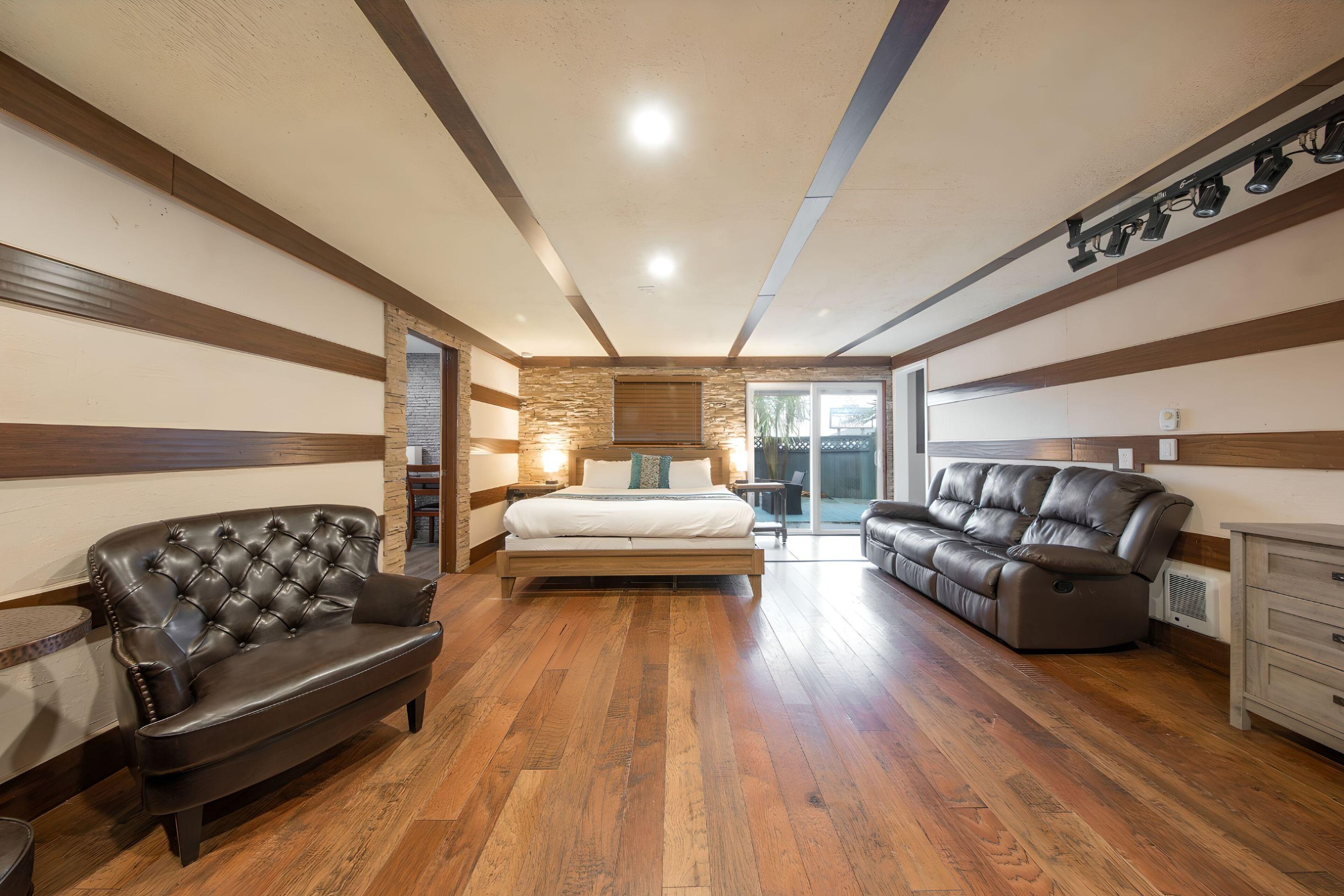 Ground Floor Deluxe Apartment, 2 Bedrooms, Pool Table, Full Kitchen | Individually decorated, individually furnished, blackout drapes