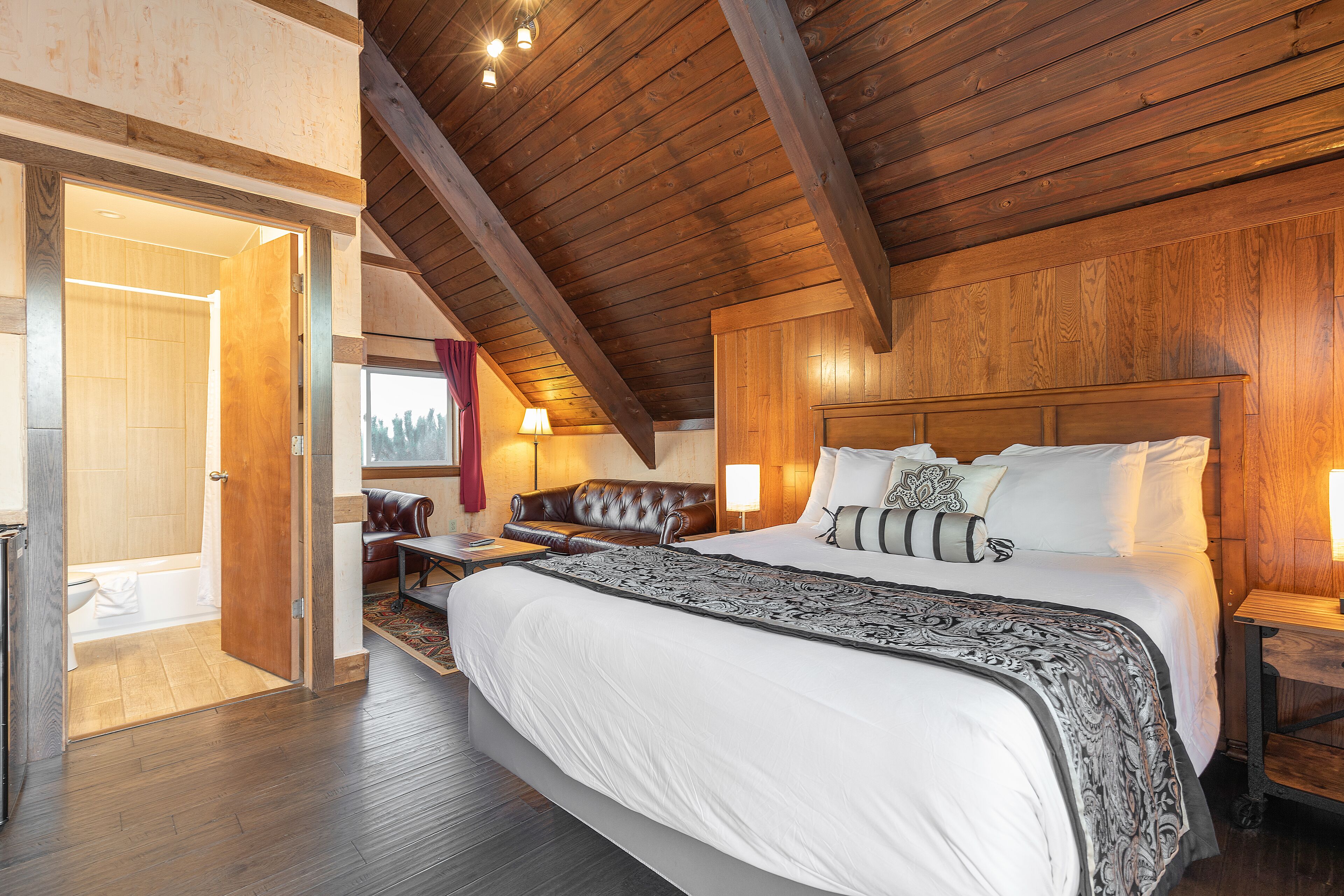 studio suite, 1 queen bed, refrigerator & microwave | 2 bedrooms, individually decorated, individually furnished