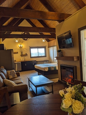 Deluxe King Studio Suite with Full Kitchen | Living area
